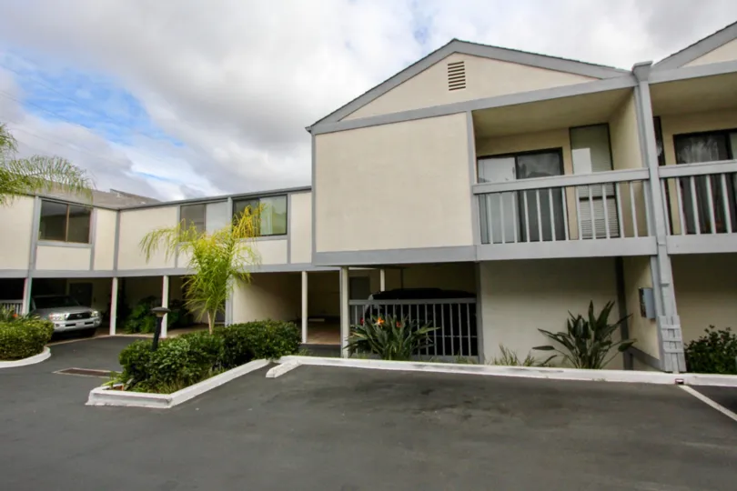 THE BUILDING IN THE GOLF VIEW TERRACE WITH THE CAR PARKING, BALCONI, PLANTS, TREES