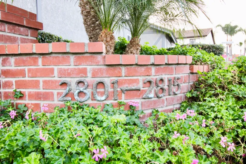 THE 2801-2815 APARTMENTS IN THE HESCON HEIGHTS WITH THE FLOWER PLANTS, TREES