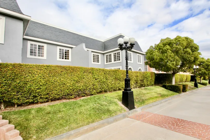 Awesome villa with greenary arond with lamps in Jocky Club of Carlsbad