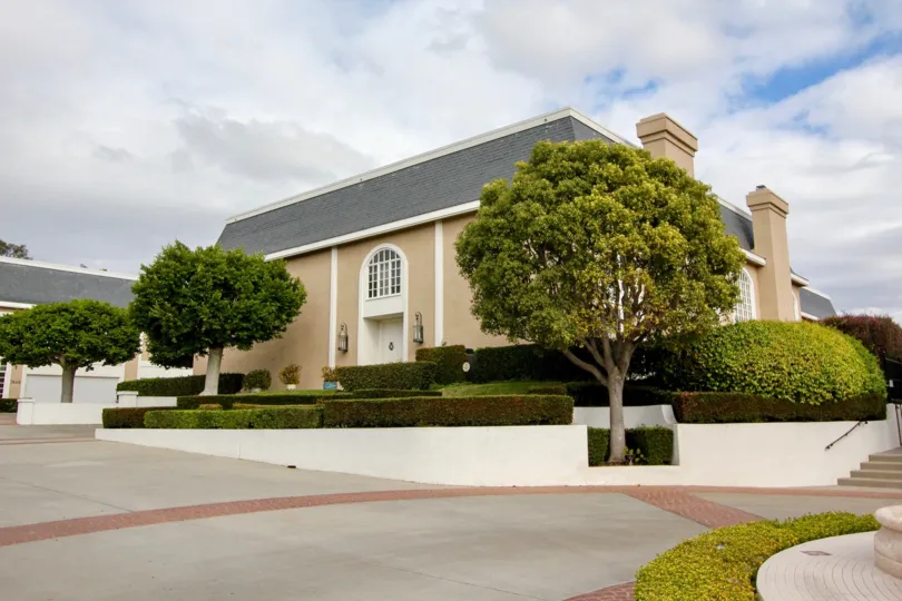 THE WONDERFUL BUNGALOW IN THE JOCKEY CLUB WITH THE EMPTY SPACE, UPSTAIRS, PLANTS, TREES