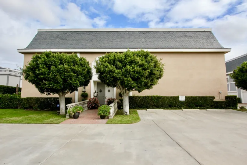THE HOUSE IN THE JOCKEY CLUB WITH THE GREENY ENTRANCE, TREES, PLANTS, EMPTY SPACE