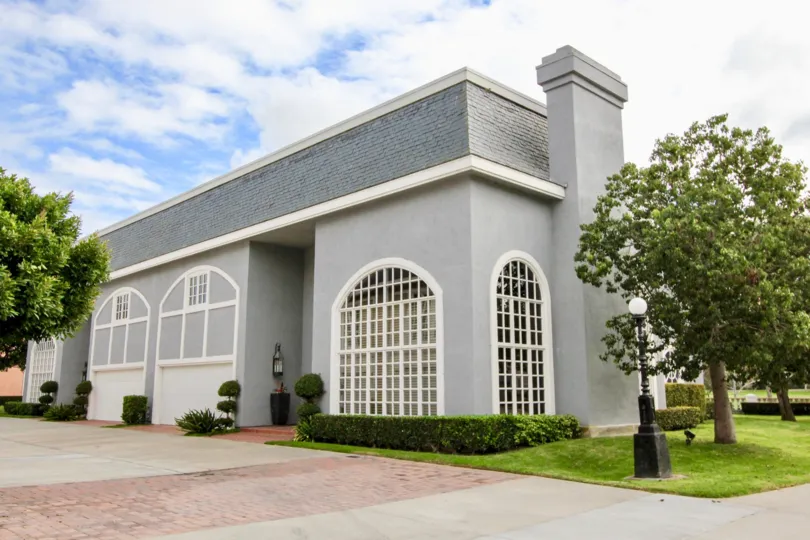 THE BUILDING IN THE JOCKEY CLUB WITH THE ROAD, PLANTS, TREES, LAWN, LIGHT