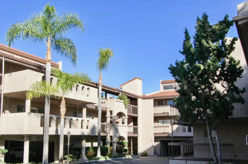 THE APARTMENT IN THE LA COSTA CAYS WITH THE CAR PARKING, BALCONIS, PLANTS, TREES