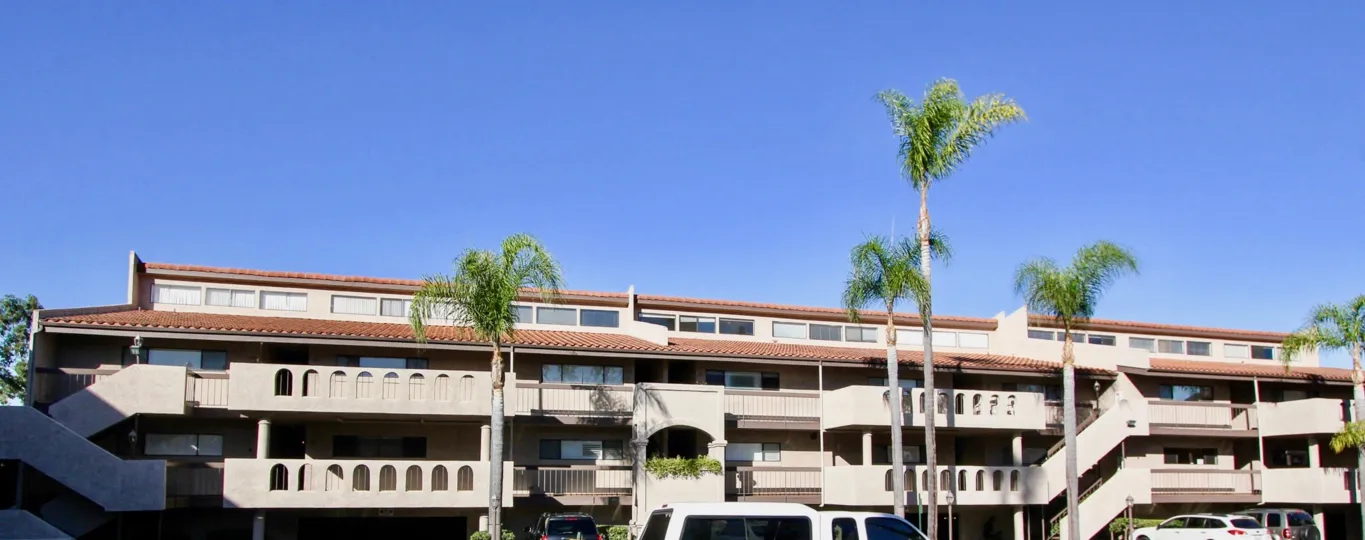 THE APARTMENTS IN THE LA COSTA CAYS WITH THE CAR PARKING, UPSTAIRS, BALCONIS, TREES
