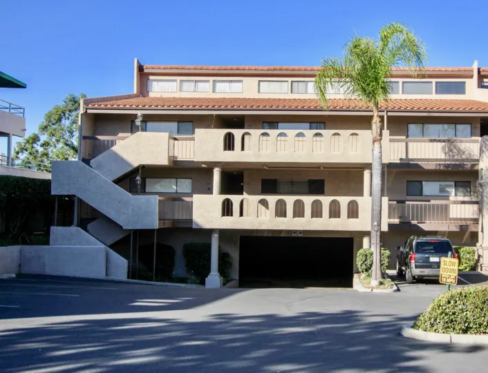 THE APARTMENT IN THE LA COSTA CAYS WITH THE SLOW DOWN BOARD, CAR PARKING, BALCONIS, TREES