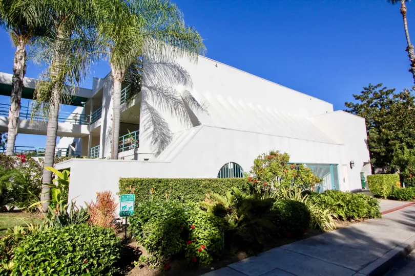 THE BUNGALOW IN THE LA COSTA GREENS WITH THE PLANTS, TREES, BALCONIS, PATHWAY