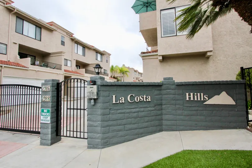 THE 2986 APARTMENT IN THE LA COSTA HILLS WITH THE STEEL GATE, LAWN, TREE