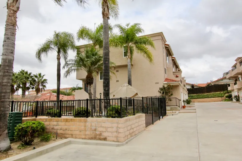 THE APARTMENTS IN THE LA COSTA HILLS WITH THE EMPTY SPACE, PLANTS, TREES