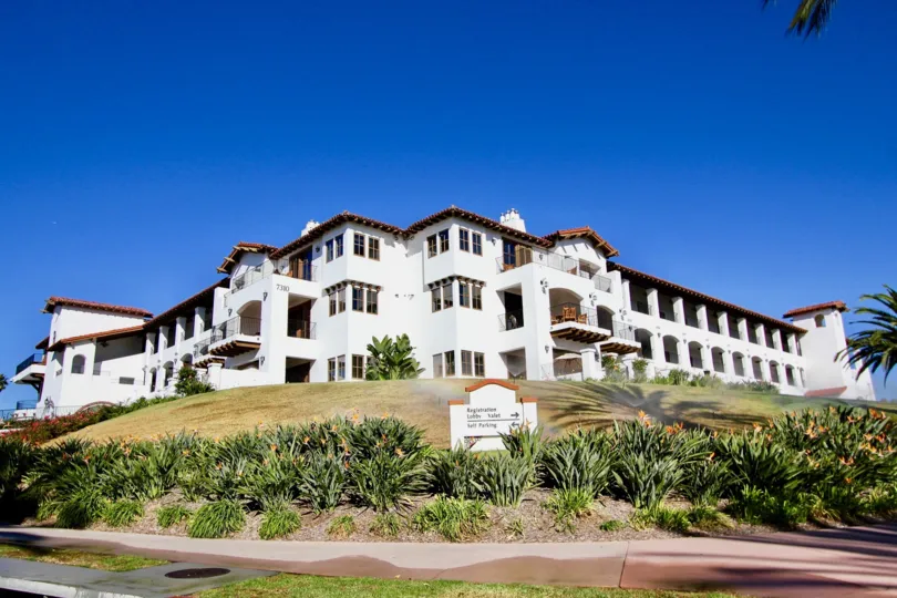 Big Apartment in La Costa Resort Villas has route Wall and bushes around the place