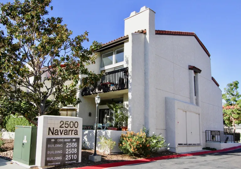 THE 2500 APARTMENT IN THE LA COSTA RIVIERA WITH THE 2500 NAVARRA BOARD, BALCONI, PLANTS, TREES
