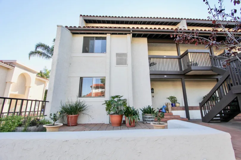 THE ESTATE IN THE LA COSTA RIVIERA WITH THE UPSTAIRS, BALCONI, FLOWER POT