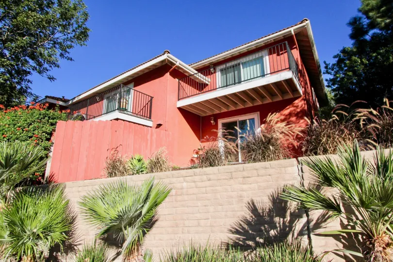 A sunny day in the La Costa South with a house and clear sky.