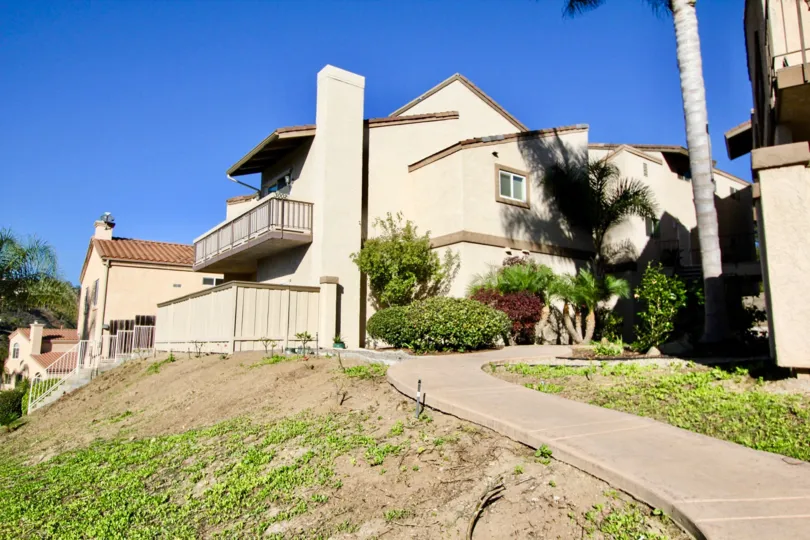 A sunny day in the Lado de Loma with a verity building and plants.