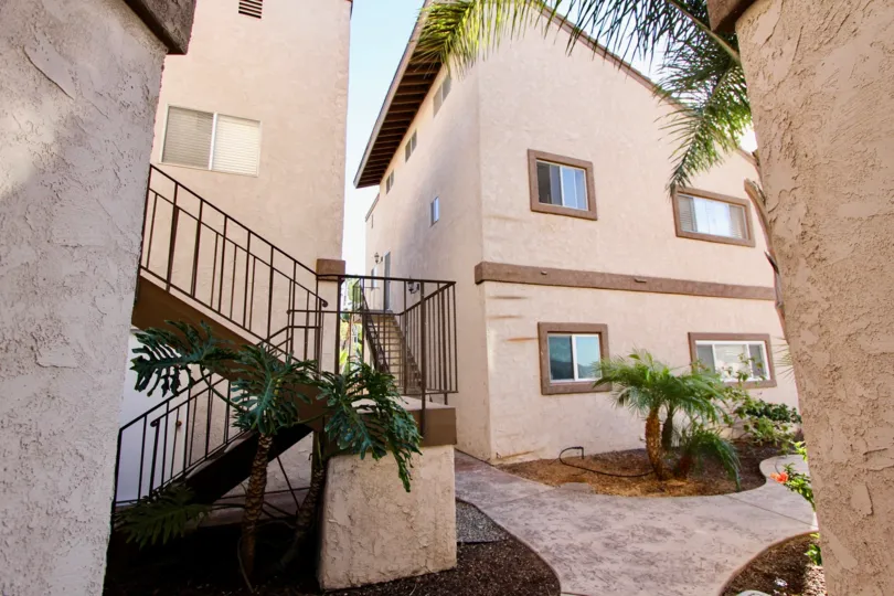 A sunny day in the Lado de Loma with a house and staircase.