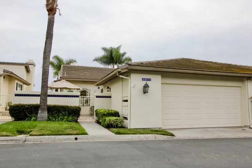 the laguna del mar is a moon house of the carlsbad city in ca