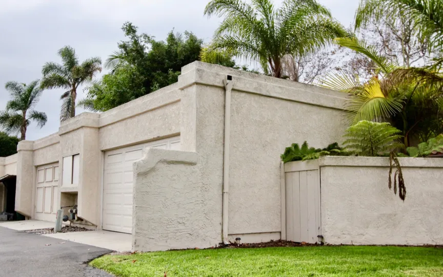 side to the villa in Las Playas has meadow with plants and trees