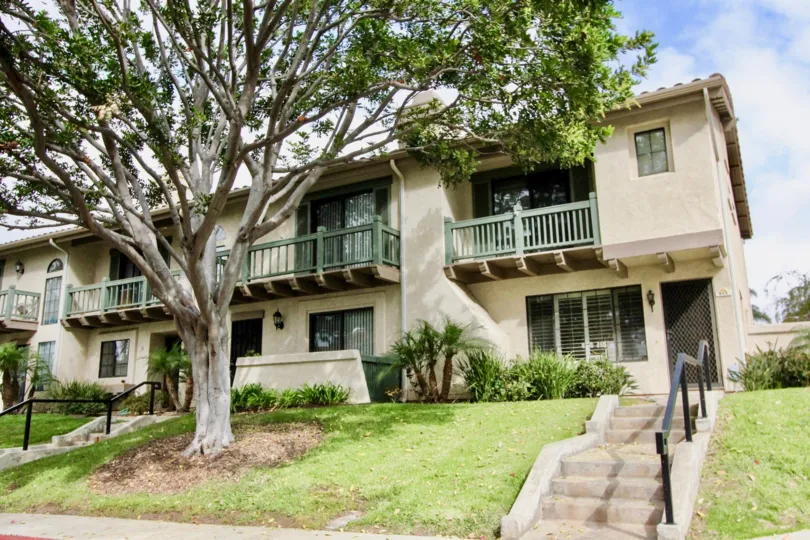 THE HOUSE IN THE LAS PLAYAS WITH THE UPSTAIRS, PLANTS, GRASS LANDS, BALCONIS