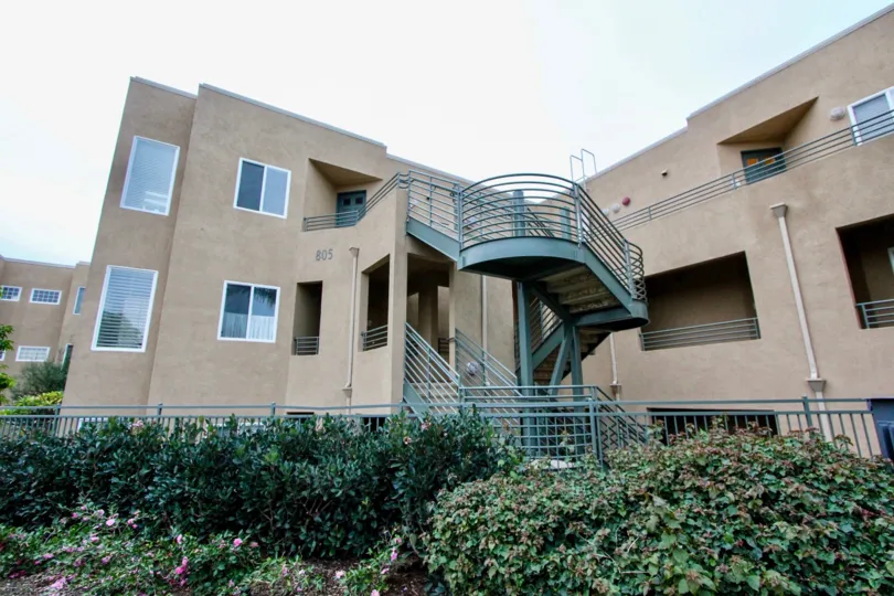 A SIGHT OF HUGE APARTMENT ENROLLED WITH THE CODE 805 & WITH SOME GREEN AREA