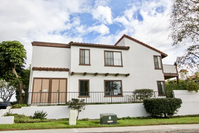 A BEAUTIFULL WHITE & BROWN COLOURED HOUSE WITH GREEN AREA
