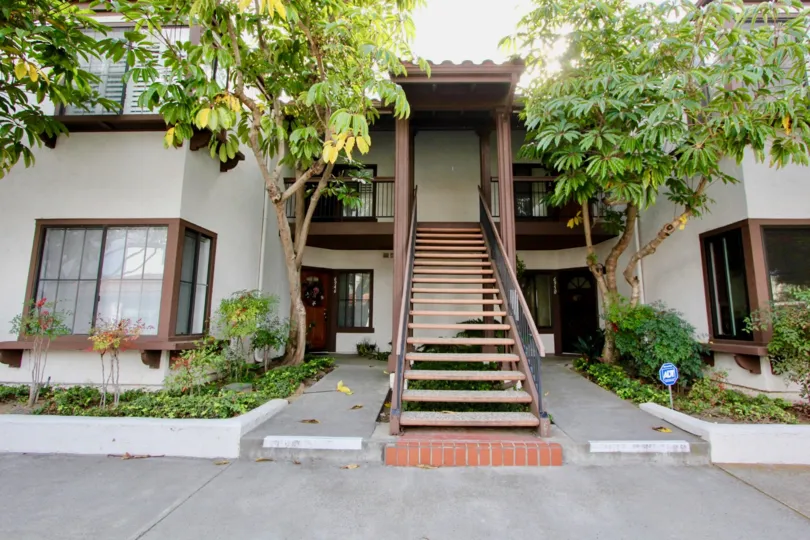 A SIGHT OF FRONT SPACE OF A COTTAGE WITH GREEN AREA IN PASEO DE LA COSTA