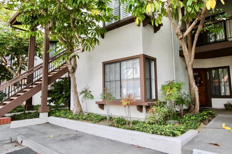 THE HOUSE IN THE PASEO DE LA COSTA WITH THE UPSTAIRS, PLANTS, TREES, BALCONI