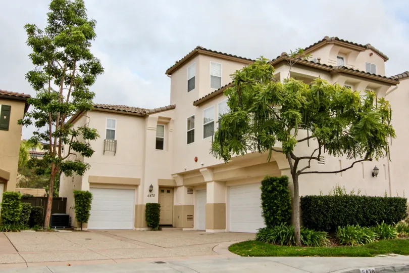 THE 6475 APARTMENT IN THE PORTICO WITH THE GRASS, SHUTTER, PLANTS, TREES