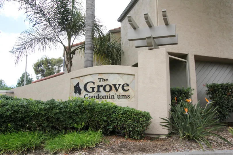 A NICE HOUSE OF THE GROVE CONDOMIN UMS WITH INFRONT OF GARDENS