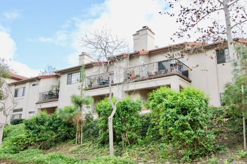 THERE IS A BUNGALOW IN THE VILLAS WHICH HAS BEEN TREES, BALCONIS, PLANTS