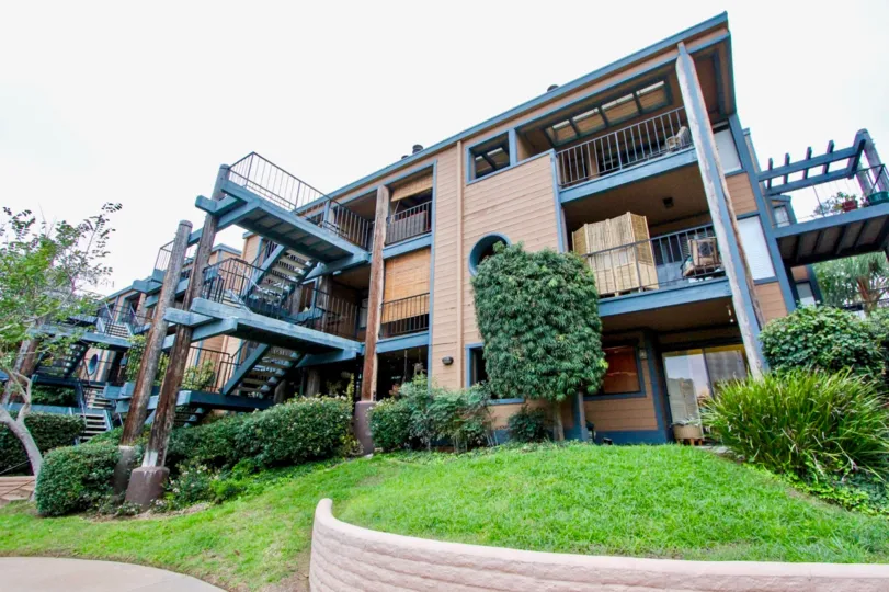 Apartment in Windsong Cove has beautiful Infrastructure with meadows and bushes