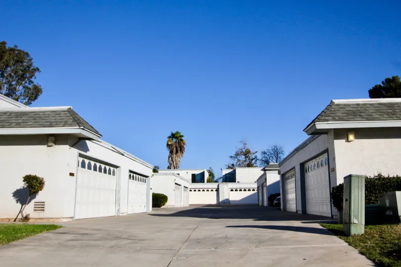 Wide entrance way to double car parking garages in Autumn Hills