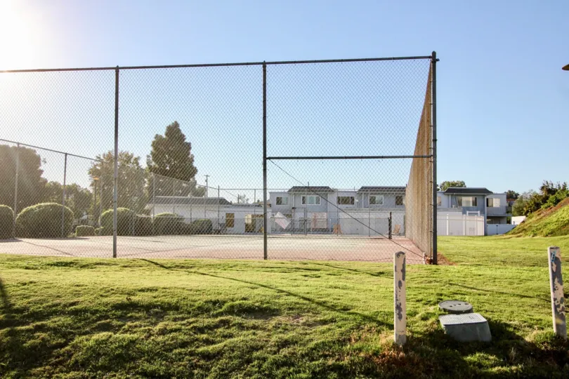 THE APARTMENT IN THE AUTUMN HILLS WITH THE PLAY GROUND, LAWN, STONE, NET