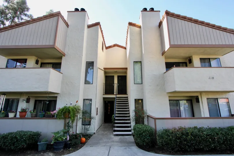front view of brentwood arms chula vista california, view from street