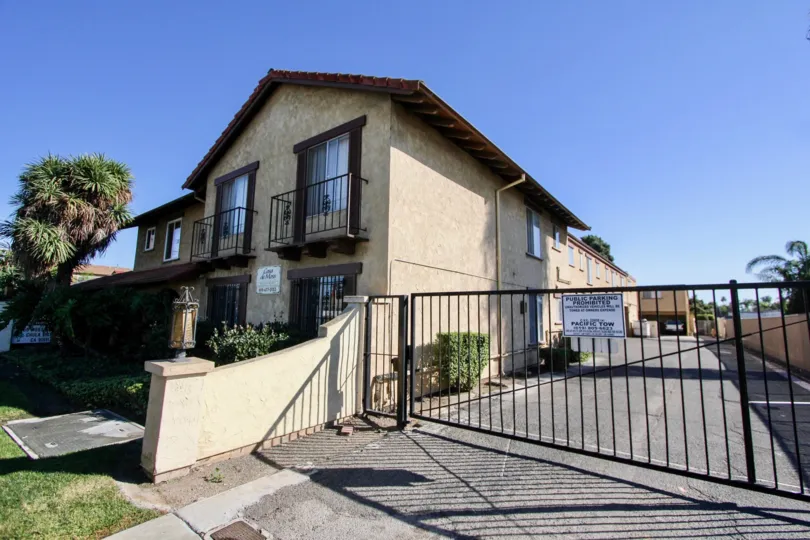 A Sunny day in Casa de Moss with a Beautiful House with Main Gate having car parking space in Casa de Moss
