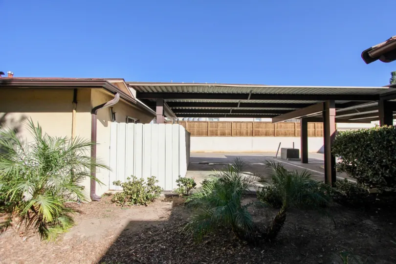 The Casa de Moss apartment had a carport and minimal landscaping