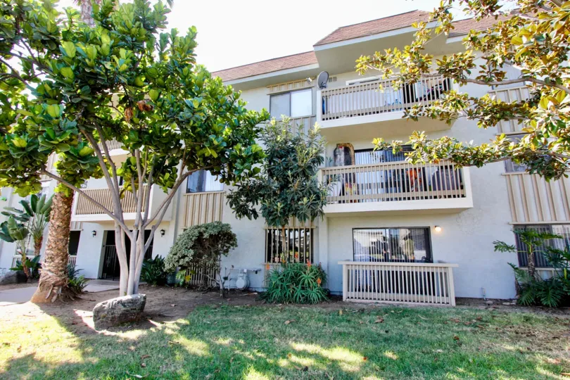 Beautiful Whit Fully Gated apartment with balcony Community Newly Remodeled