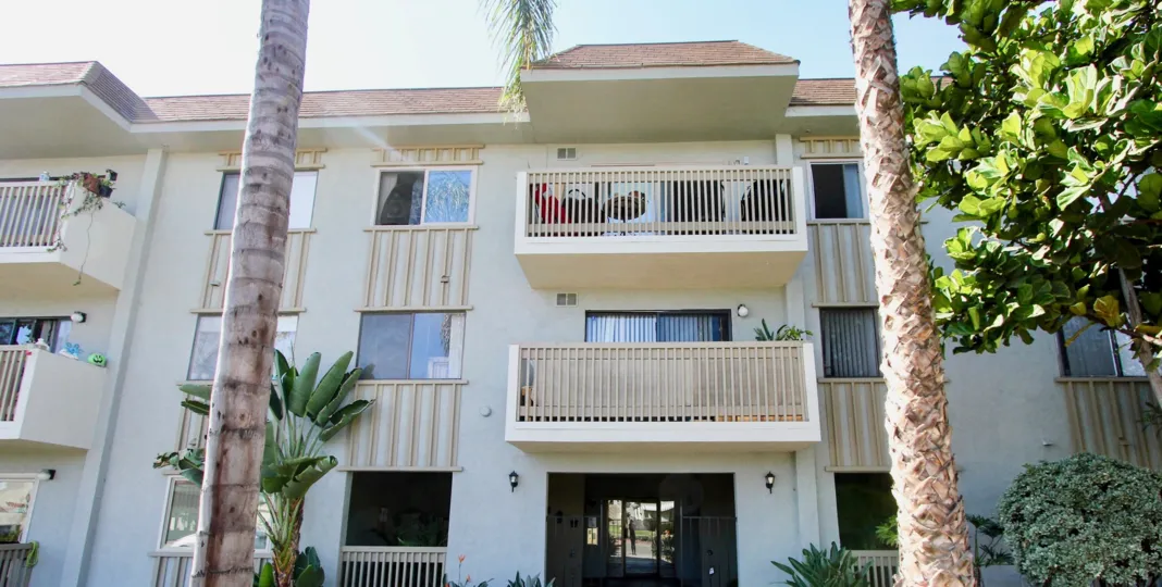 Appartments, large baclonies, well landscaped, nice breezeway, lots of windows