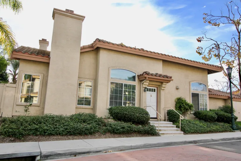 THE APARTMENT IN THE FAIRWAY VILLAS WITH THE PATHWAY, UPSTAIRS, GLASS WINDOW