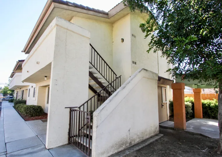 THE APARTMENT IN THE JASMINE PLACE WITH THE UPSTAIRS, CAR, PATHWAY, TREE