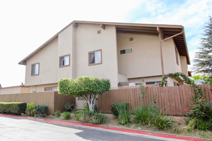 THE BUNGALOW IN THE Melrose Place Townhomes WITH THE ROSE PLANTS, TREE