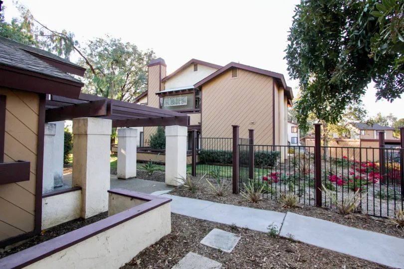 THE GARDEN BEAUTY OF NEIGHBOURHOOD HOME IN THE MELROSE VILLAS
