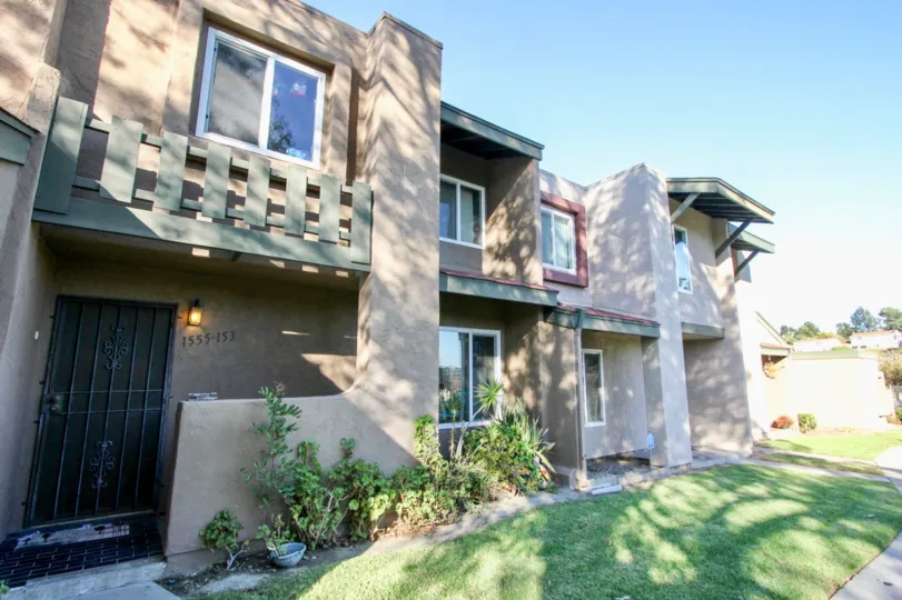 Beautiful villas in Mendocino area with lawn in Chula vista area