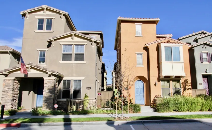 Beautiful condo three story with garage in nice Community