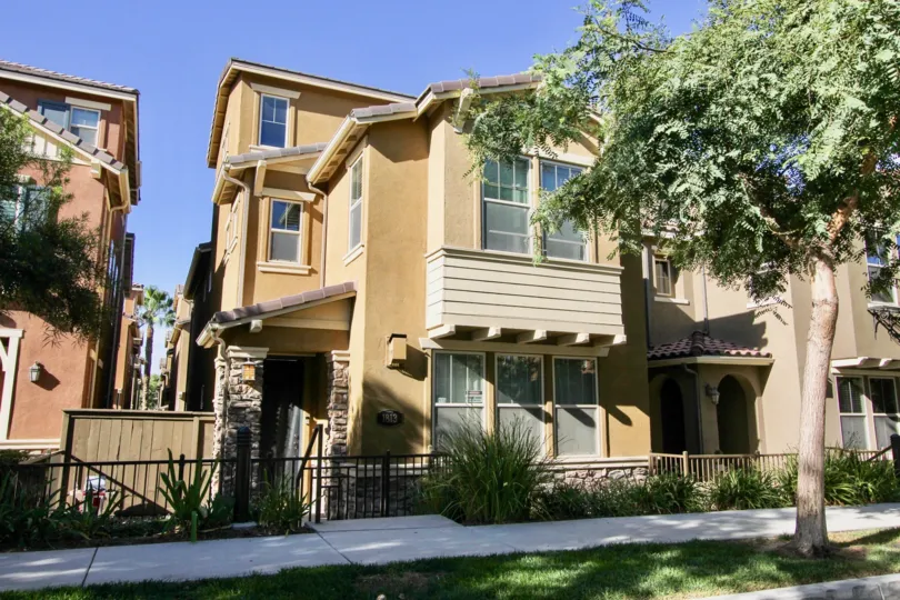 Beautiful condo three story with gated in nice Community