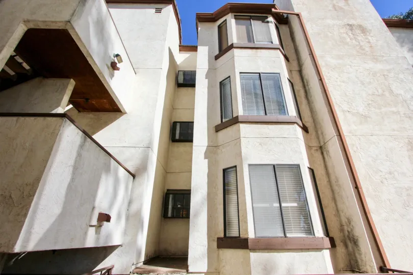 Beautiful condo three story with garage in nice Community