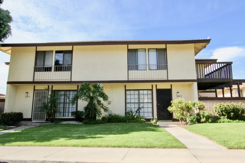 frontal view of rancho rios chula vista in california, beautiful green lawn