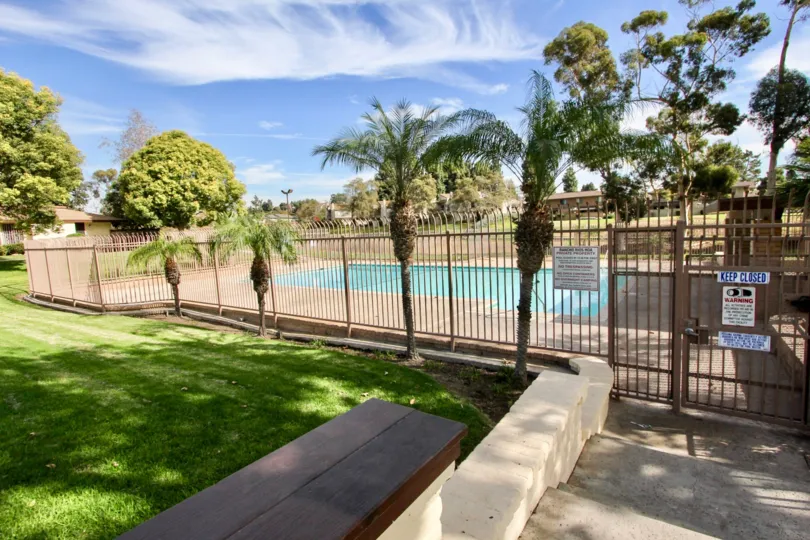 A sunny day in the Rancho Rios with the garden and the swimmingpool at Chula Vista in California
