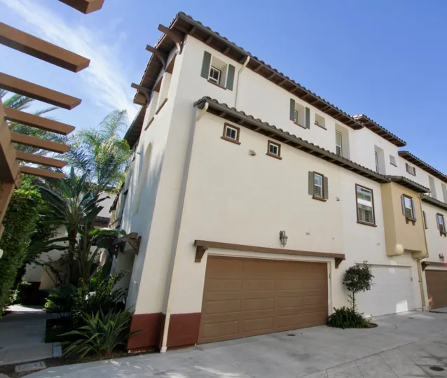 Beautifully Condominiums town home in highly sought after community. Close to movie theaters,