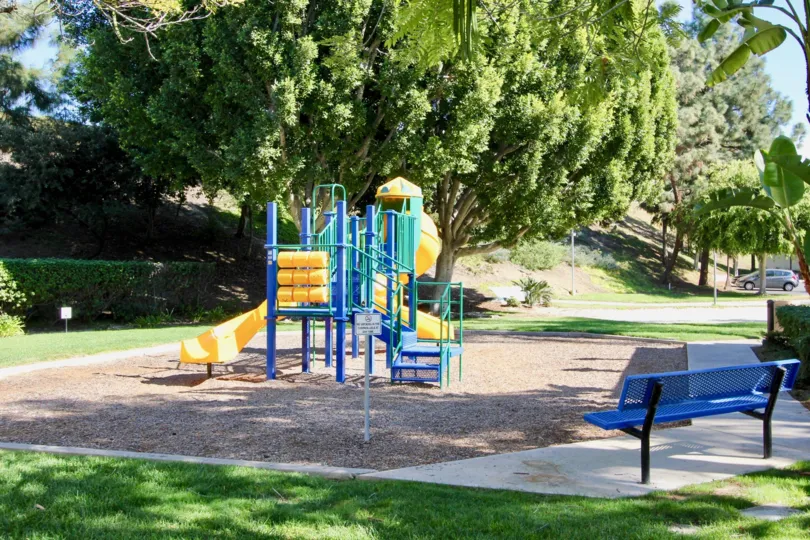 THE PARK IN THE SANIBELLE WITH THE SLOPE, BANANA TREE, CHAIR, TREE, GRASS