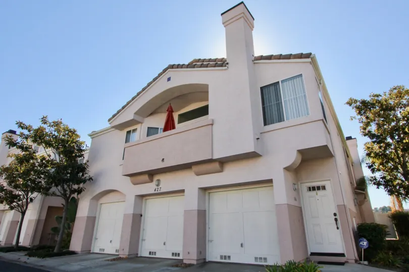 a strong muscular looking house with light colours in a nice neighbourhood of Sanibelle in chula vista, CA