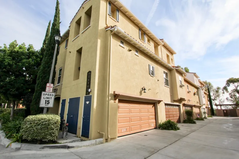 Apartment building with parking facilities in the Chula Vista city of Sedona, CA, nice neighbourhood